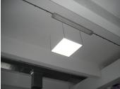detail na uchytené panely kovovými skobami